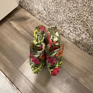 BRAND NEW WITHOUT BOX JESSICA SIMPSON MULTI COLORED SANDALS SIZE 8.5